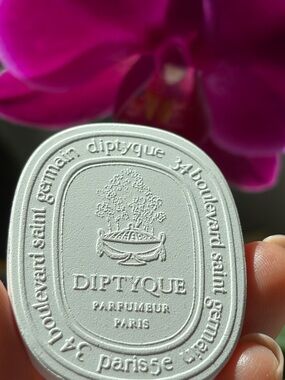 SMALL Diptyque white porcelain medallion diffuser tablet